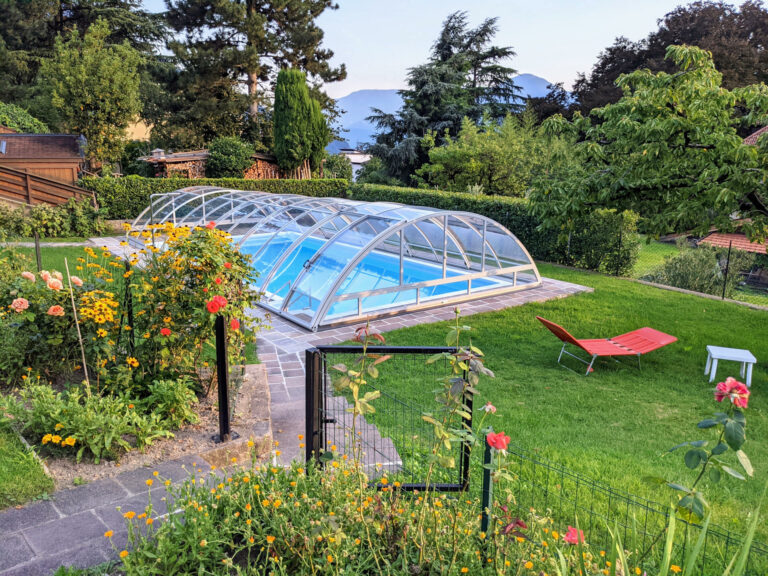 Überdachtes Schwimmbad