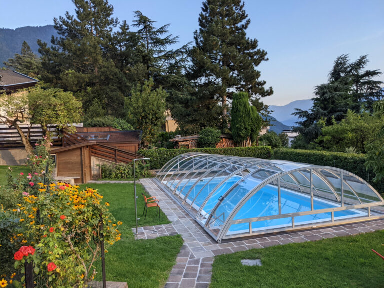 Überdachtes Schwimmbad